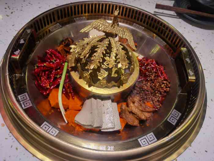火凤祥鲜货火锅(环球港店)-"火凤祥独特的"金凤展翅"造型锅底,一上桌.