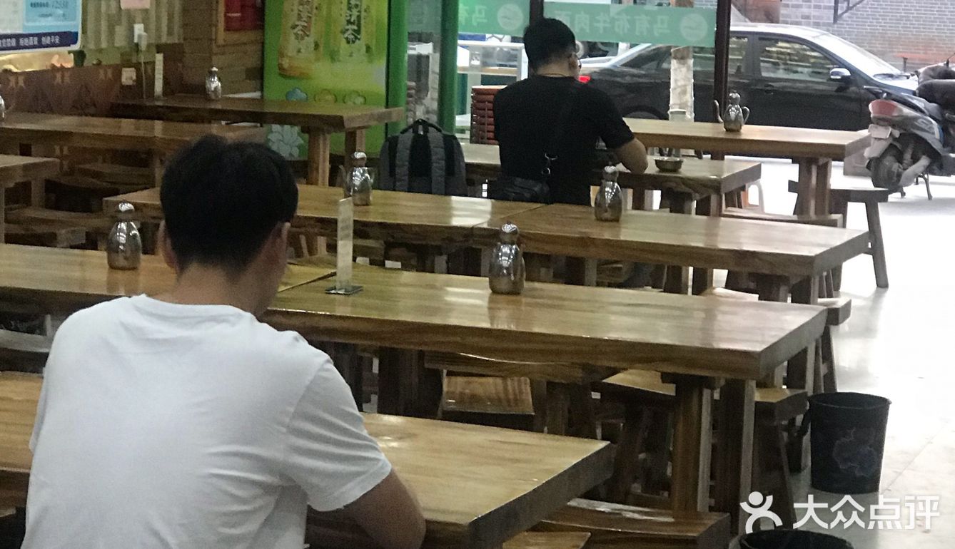 他们自制的油辣子看着通红通红的不是很辣但非常香