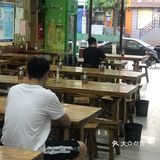 他们自制的油辣子看着通红通红的不是很辣但非常香