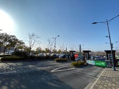 -奕欧来上海购物村停车场