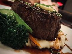 碳烤菲力牛排配土豆泥及红酒汁-WOLFGANG PUCK KITCHEN & BAR(迪士尼小镇店)