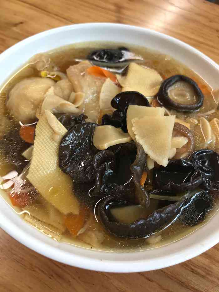 龙华素斋(龙华路店)-"素面是好吃的,环境是拥挤的,服务是基本没.