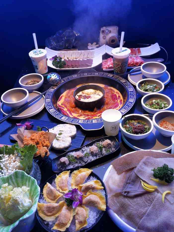 上上谦火锅(楚河汉街店)-"[薄荷]环境:在酒吧吃火锅?大概就是酒.