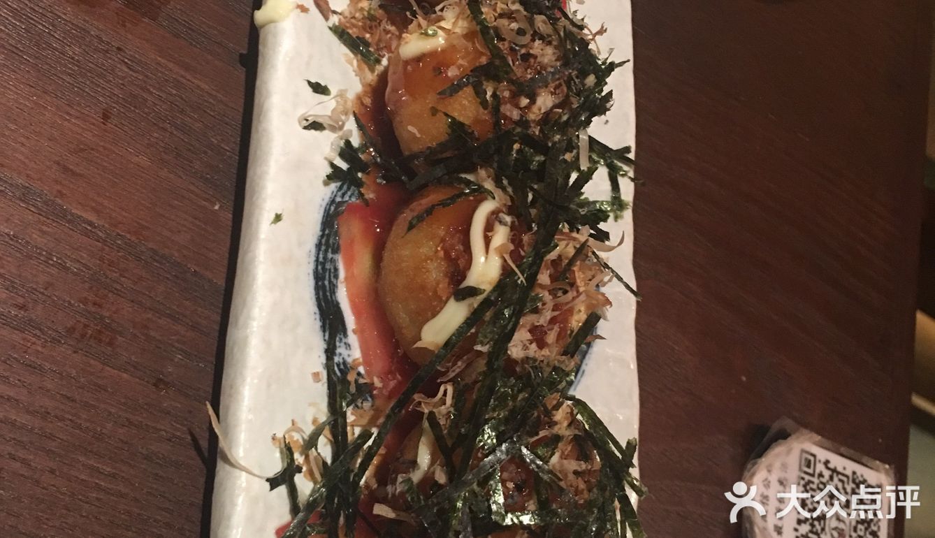 金枪鱼沙拉：很一般，胜在量还可以 什锦鸡肉烤串