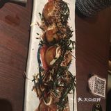 金枪鱼沙拉：很一般，胜在量还可以 什锦鸡肉烤串