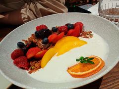 草莓燕麦酸奶碗-Two Birds One Stone·一石二鸟(诚品生活店)