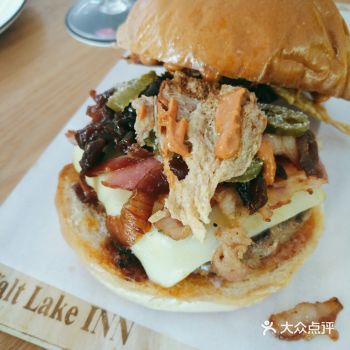 他家汉堡真的太赞了，应该是自己打的牛肉饼，汁水饱满