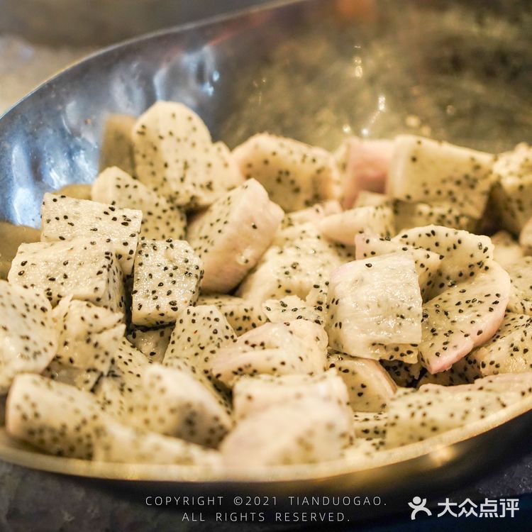 【这家武汉花园自助早餐，湖边樱花风景绝了】在武汉的度假酒店很