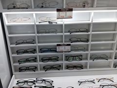 -视野联行眼镜•蔡司•依视路(温江店)