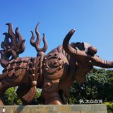 打卡全世界最大的"盖世金牛"雕塑