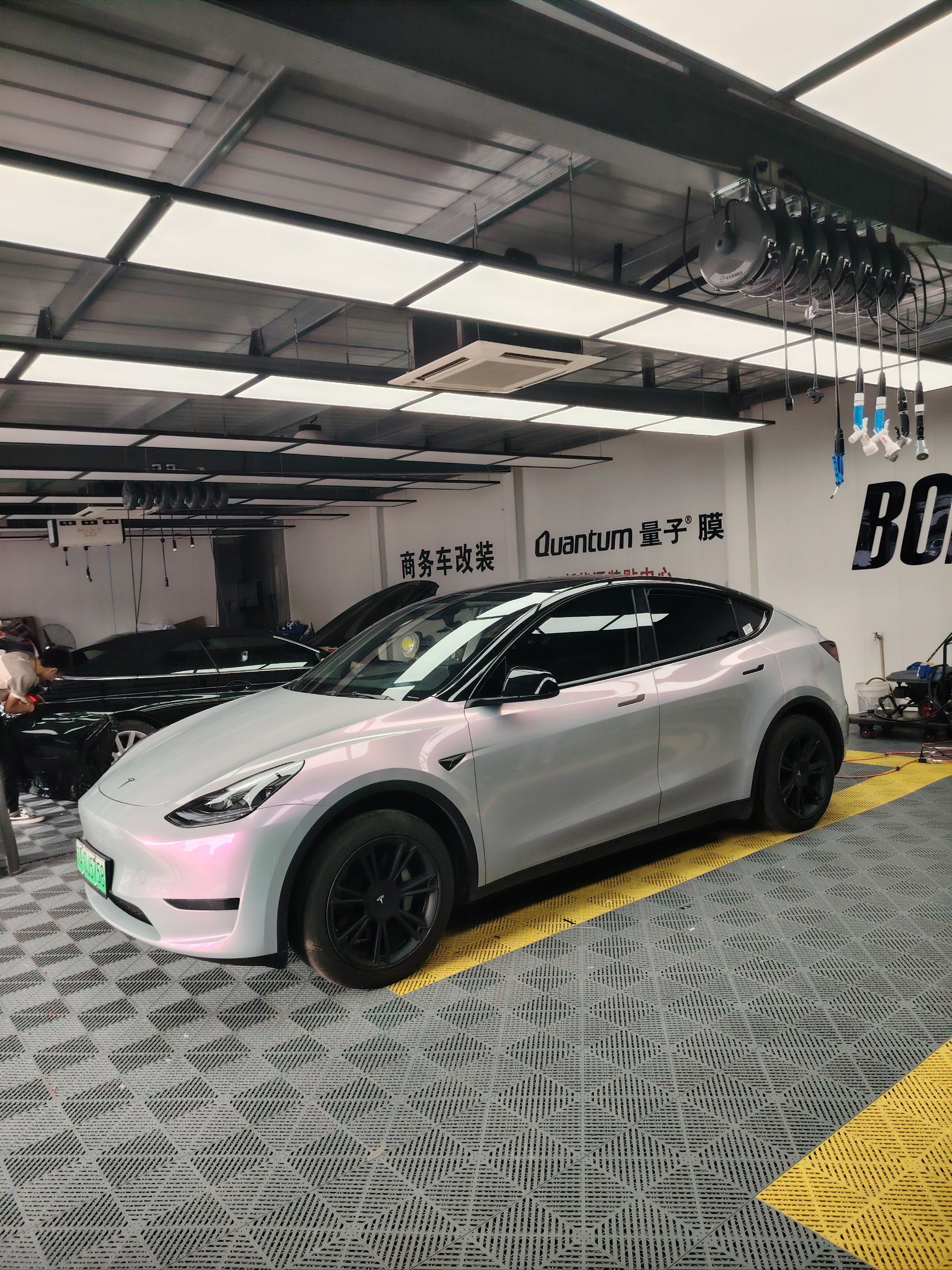 特斯拉改色膜 梦幻火山灰南京龙尚汽车贴膜