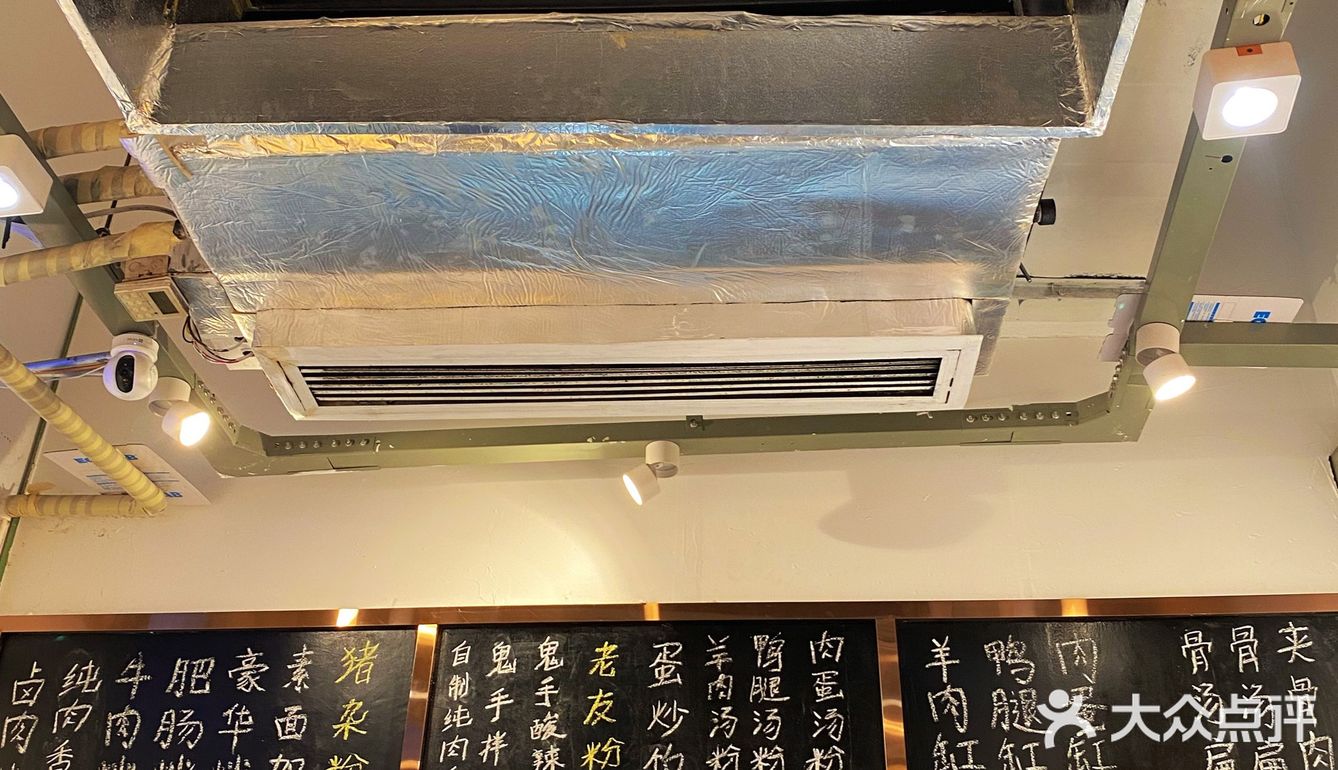 热腾腾的面才好吃。还有炖罐分量十足，特别是肉