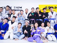 -菠萝格斗巴西柔术训练馆