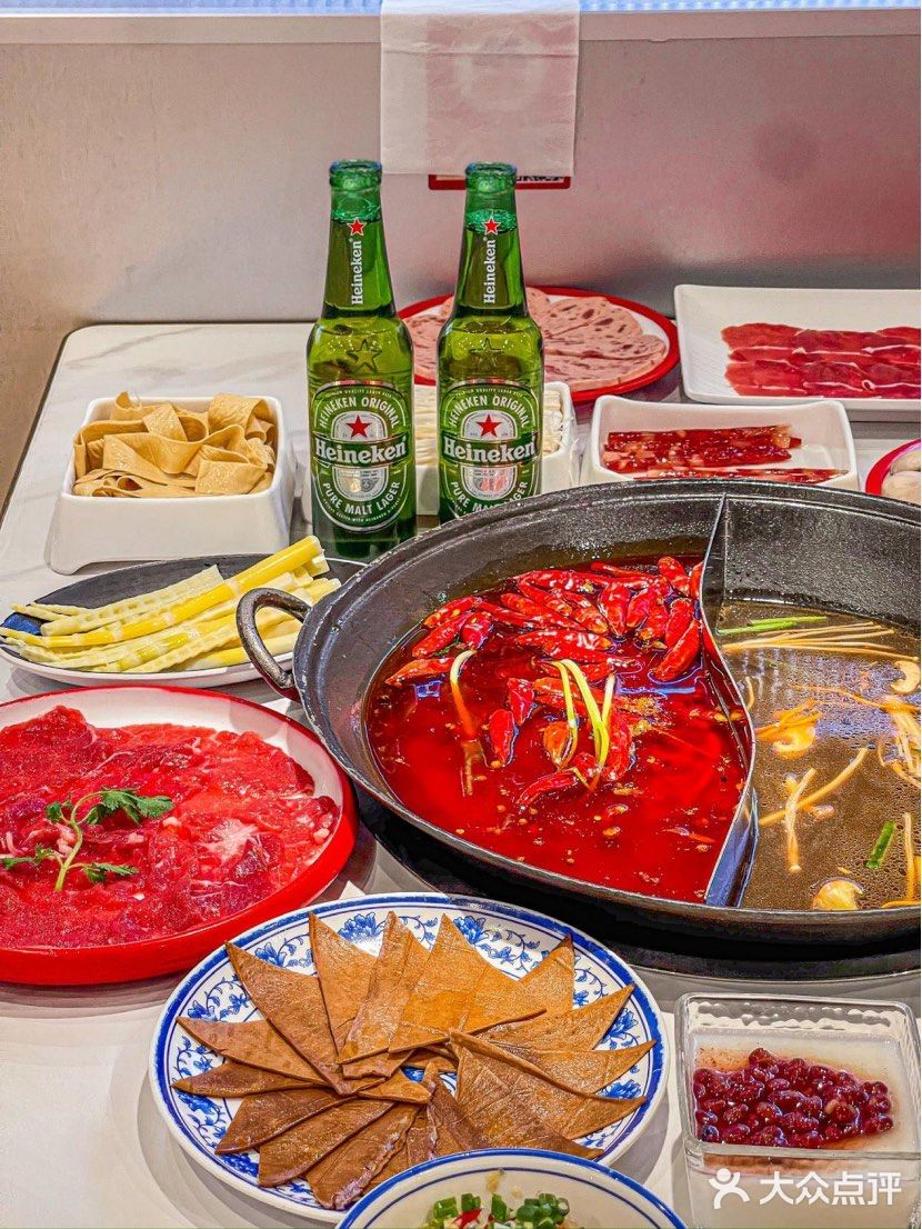 两个人吃撑了也就一百出头 这不跟朋友边吃火锅边聊天