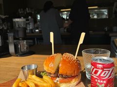 -三勾JJJ Burger&Coffee(梅溪湖店)