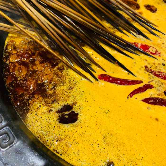 川炮李记串串香-"位于玫瑰城剑之王超市对面,环境一般,菜品.