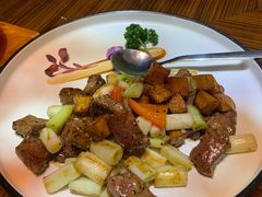 黑椒脆菇葱爆牛肉粒-万丽轩·粤菜(王府井金茂万丽酒店)