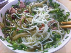 酸菜肉丝米线-越洋肖氏老米线(杨家坪店)