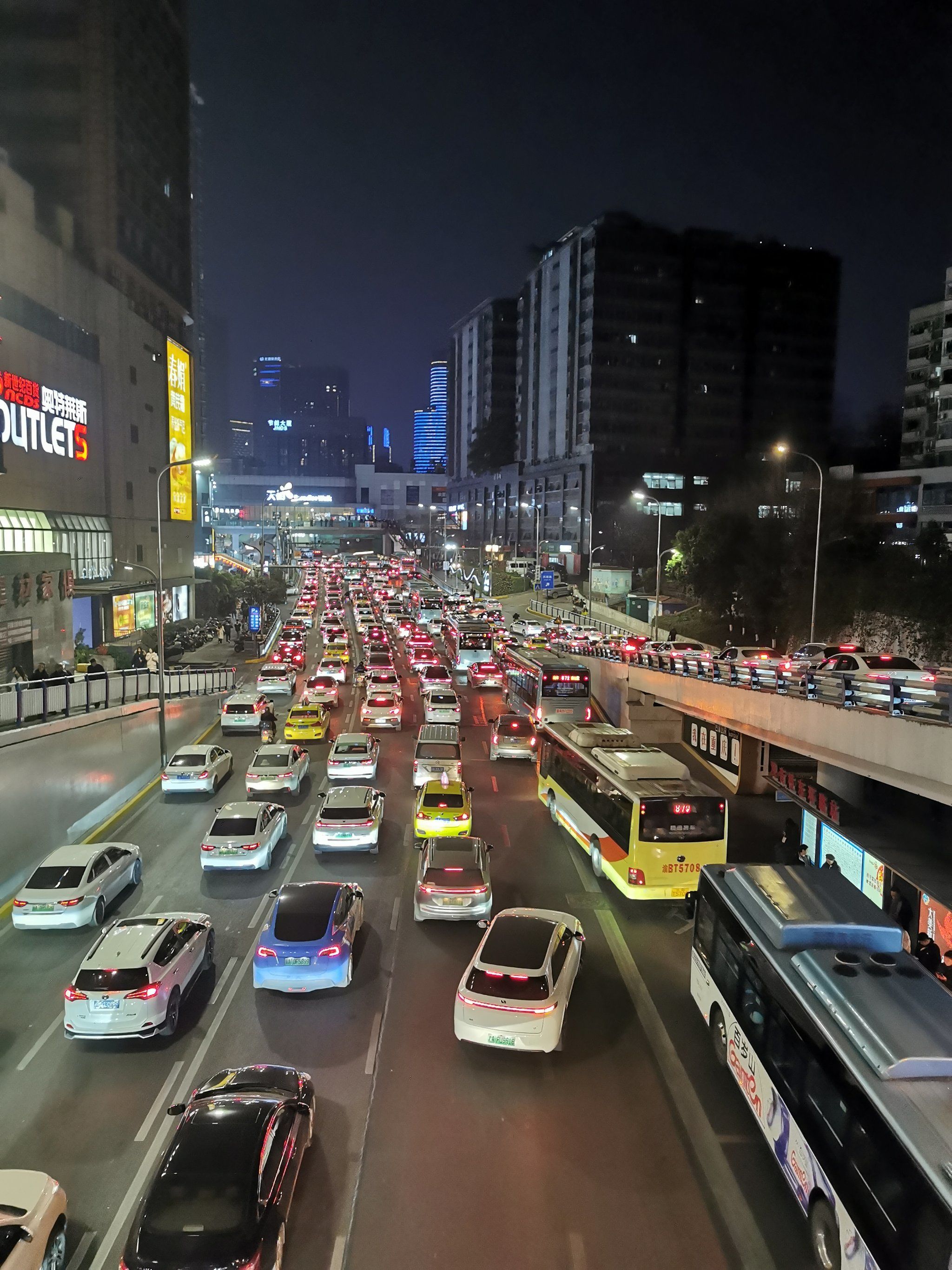 夜晚的繁华街头