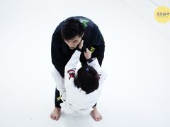 -菠萝格斗巴西柔术训练馆