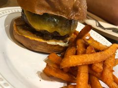 27&nbsp;牛肉汉堡-HELLO 27 意面·沙拉·帕尼尼