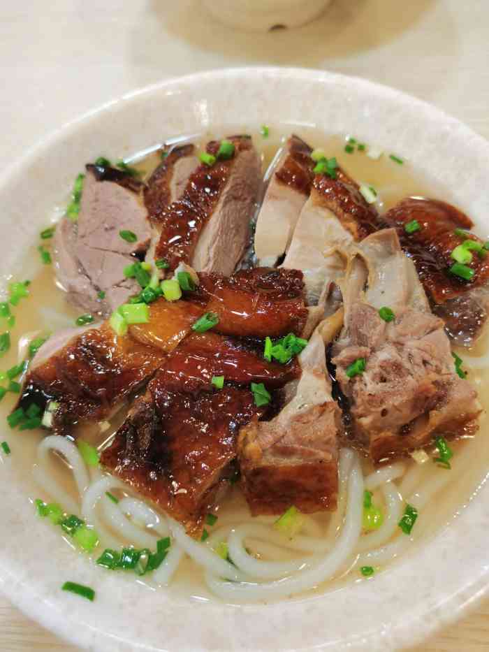 新辉厚街烧鹅濑粉-"家附近新开的烧鹅濑粉,周末懒得做饭就去吃.