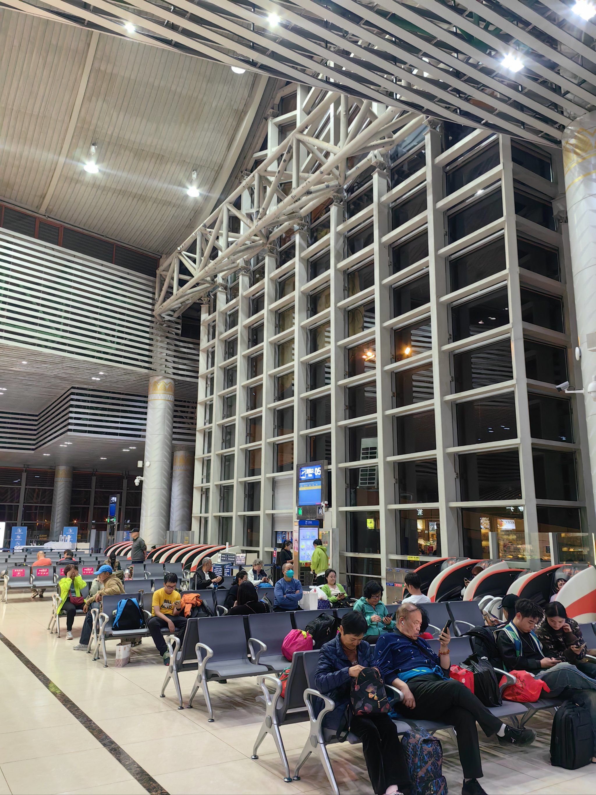 机场停车场p7还了车,过安检在登机口准备飞回帝都,貌似西双版纳还要多