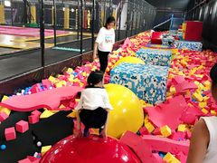 -嘿哟动霸CHUA·新潮玩运动娱乐中心·蹦床滑冰团建乐园