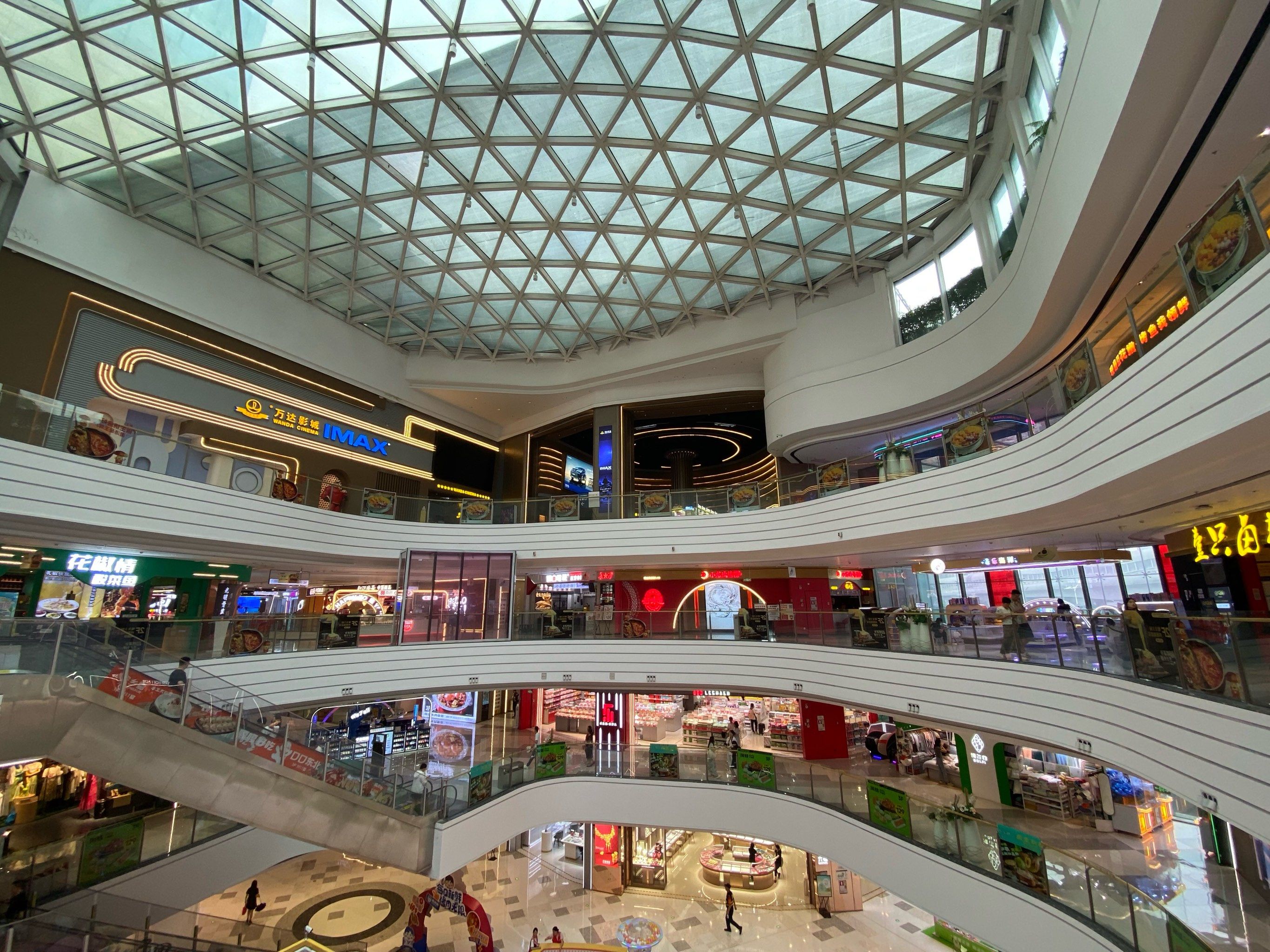 标志性的大型商超,交通很方便,地铁直达,就在6号线凤凰城地铁站c出口