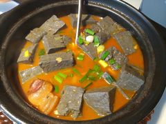 自制黑豆腐砂锅-姜君·千岛湖鱼头馆(浦东大道店)