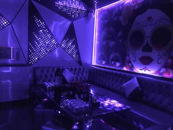 打分 最近去的最好的ktv中包了!里面很大,可以坐十几个人没问题.