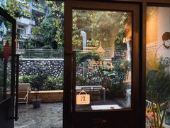 -彳亍咖啡·这里(水湾路店)