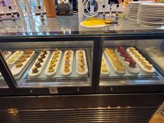 面包甜点陈列柜-都会尚膳·海鲜自助餐厅(重庆万豪酒店)