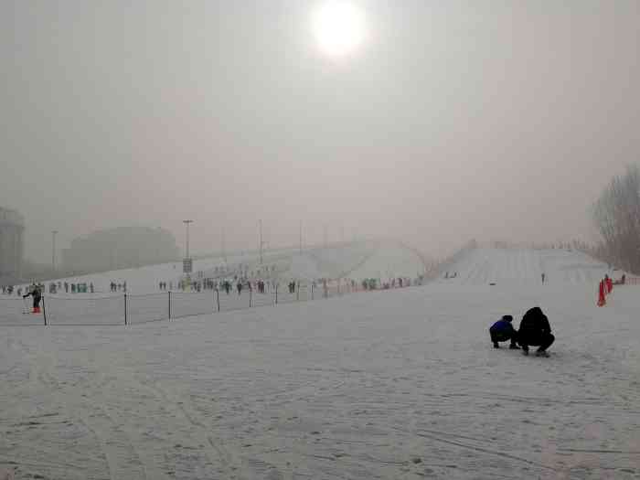 龙熙滑雪场"还不错的滑雪场,适合初级学者滑雪,有初级.