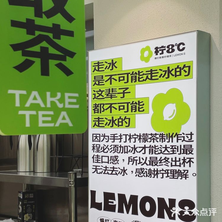 杯中月光,一抿清新,回念就似綠花滿綻繁盛。