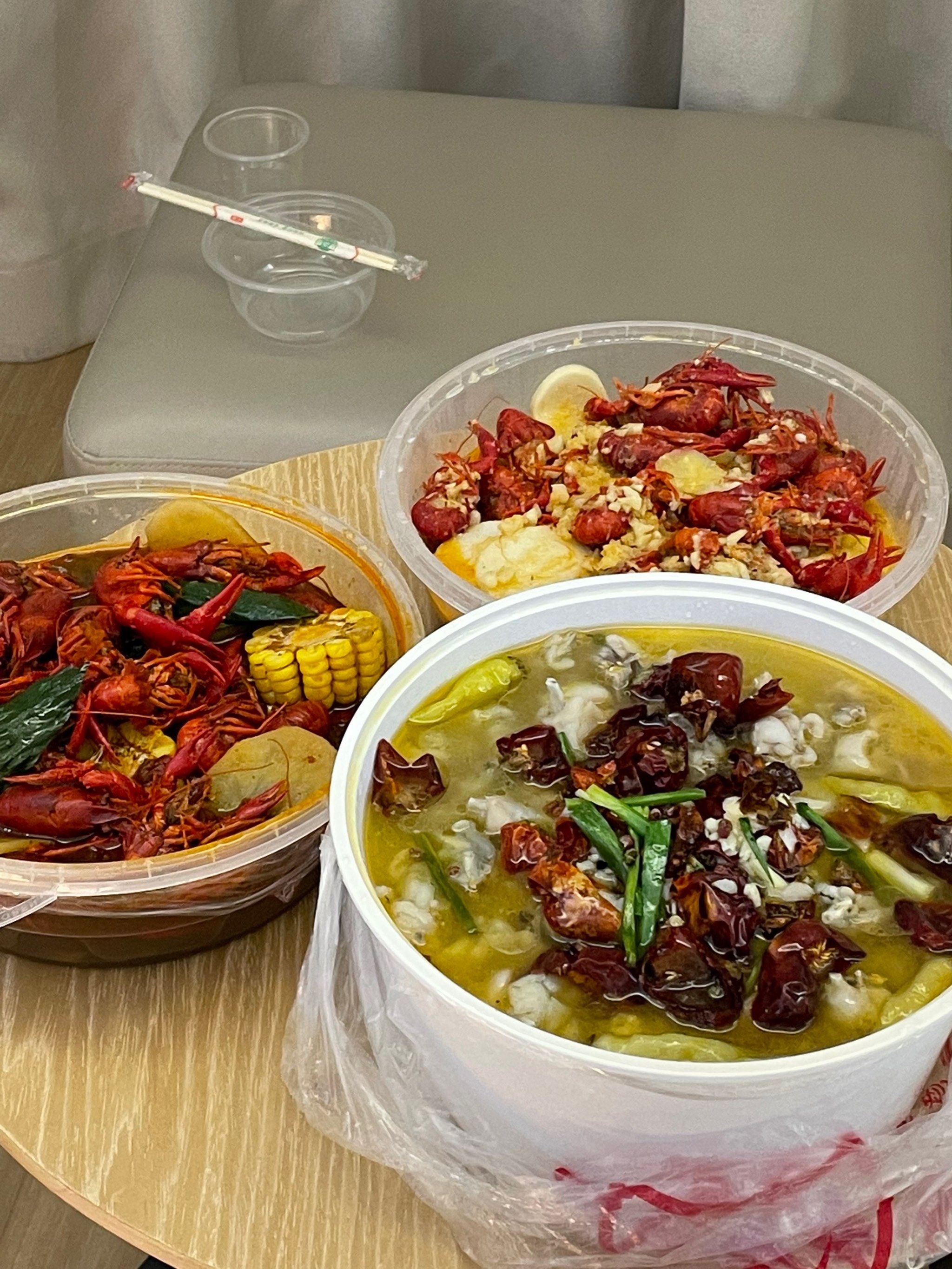 和朋友出去玩住酒店,半夜点外卖泡椒牛蛙,蒜蓉小龙虾,油泼小龙虾,再来