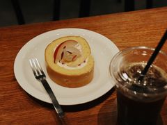 荔枝覆盆子酱浮云卷-black rainbow coffee
