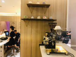 大厅-CE·专业蛋白•羽毛接发·潮色烫染品牌店