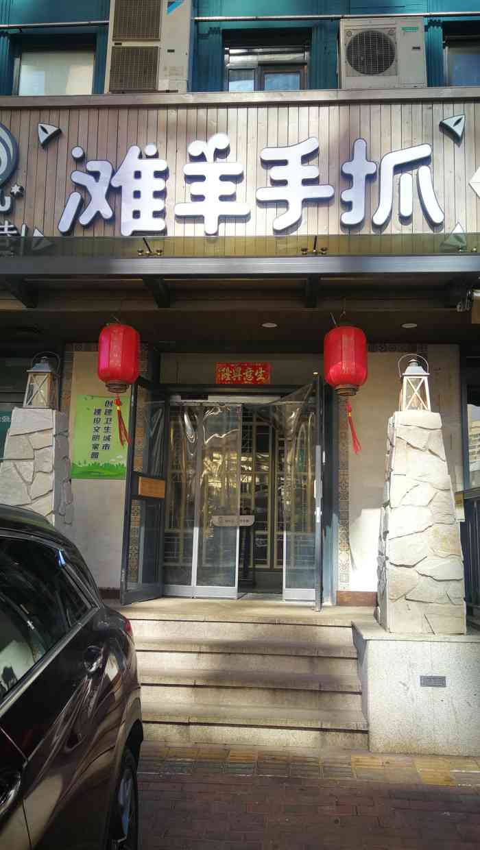 典农巷很好!从地面到桌面,再到餐盘和上菜的盘子,都很干净.