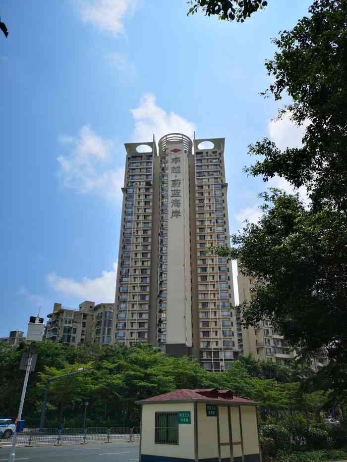 蔚蓝海岸一期-"闹中取静,四面都有大型商场,购物中心,去.