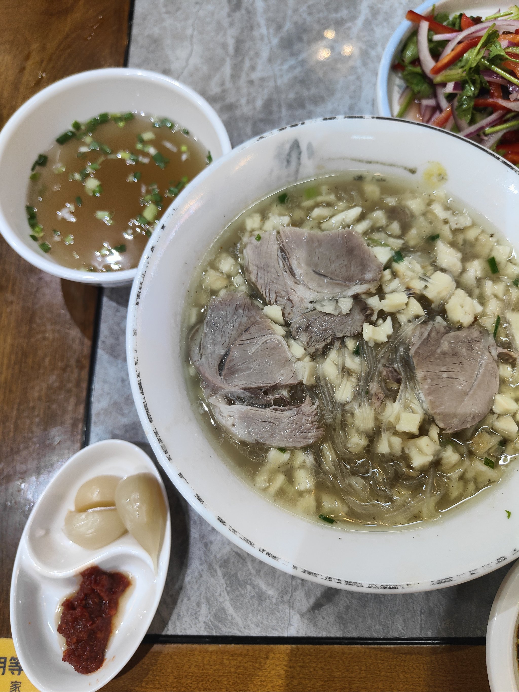 特色小吃店
羊肉泡馍的汤太鲜啦 馍适合小泡一会再吃
小炒泡馍第