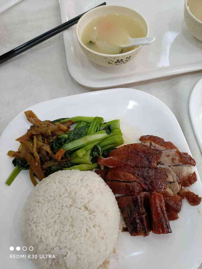 走走走走走路过肥仔烧腊茶餐厅,看着里面的人还蛮多的,外面杂牌写着