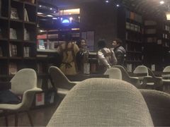 -钟书阁(松江泰晤士小镇店)