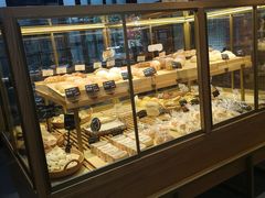 面包甜点陈列柜-啊噗吐呦现场烘焙(麦凯乐店)