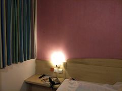 -7天连锁酒店(上海徐家汇龙华路地铁站店)