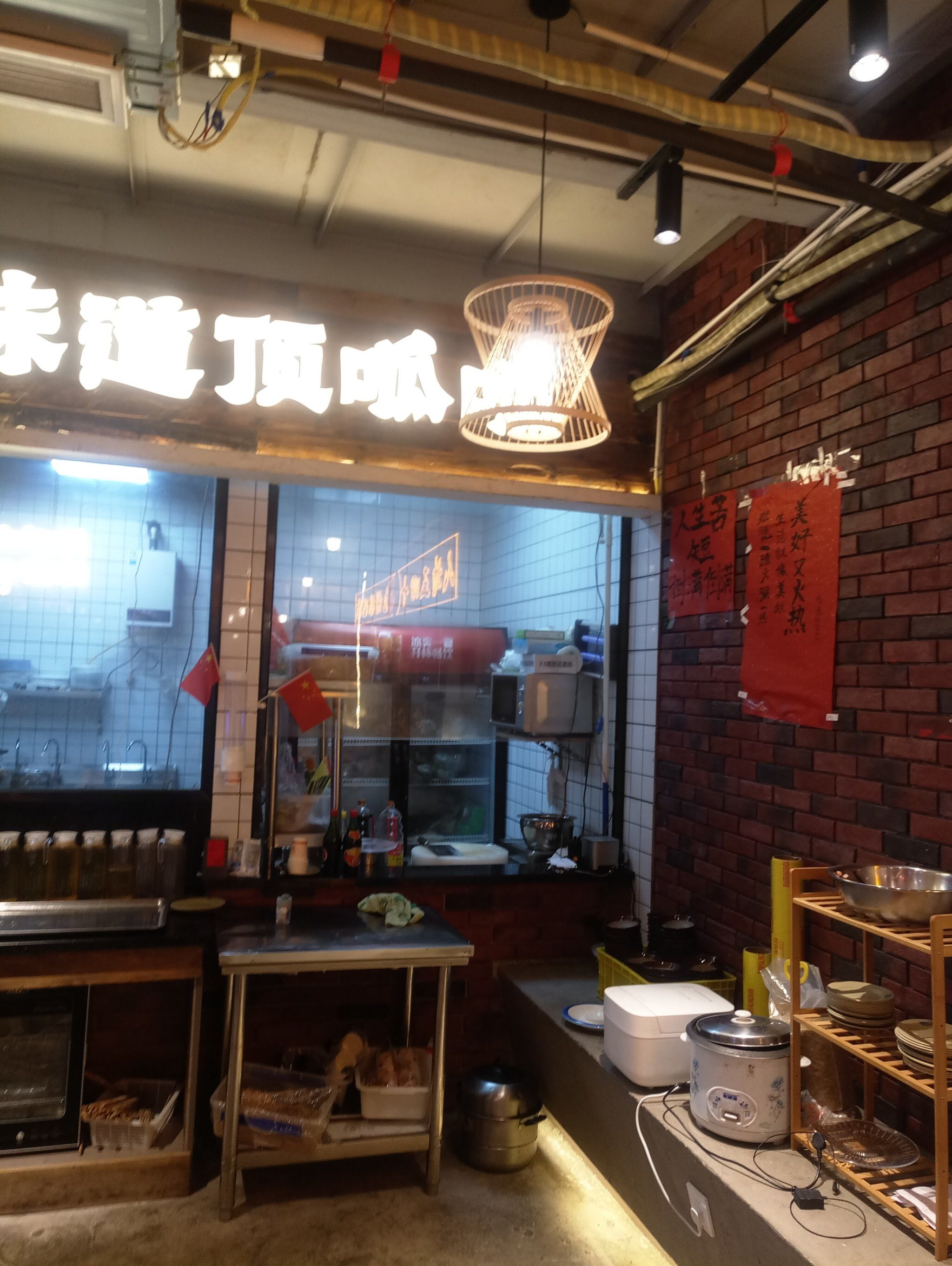 山峦叠翠,湖光粼粼,这片风景用其雄伟壮阔