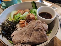 煎三文鱼牛油果色拉-wagas(暖山店)