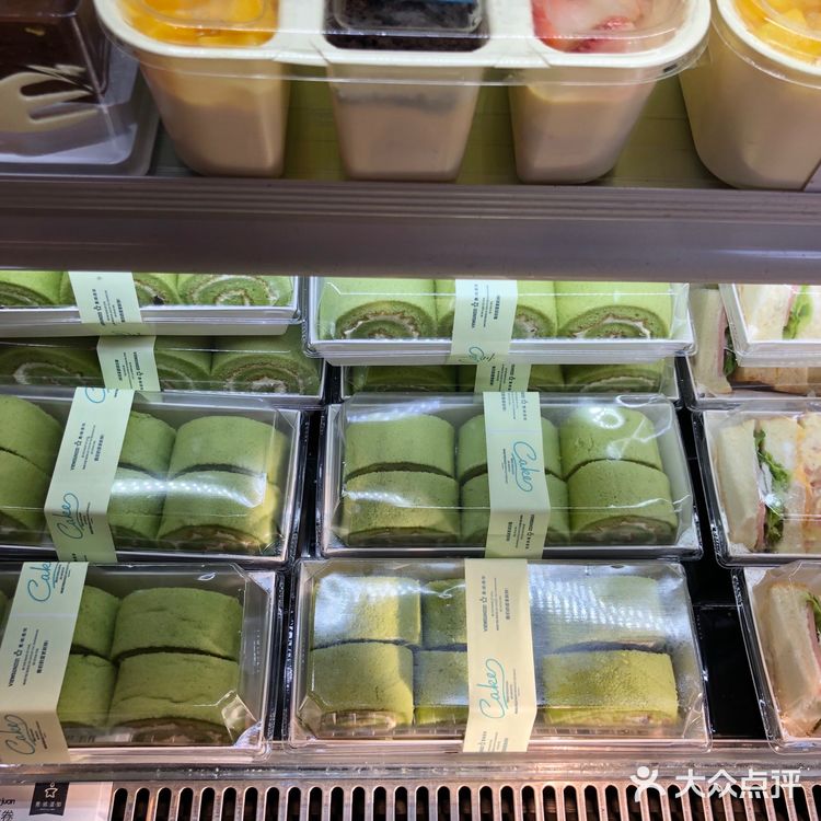 地址在油榨街，生意非常好，蛋糕的品种很多，色香味俱全