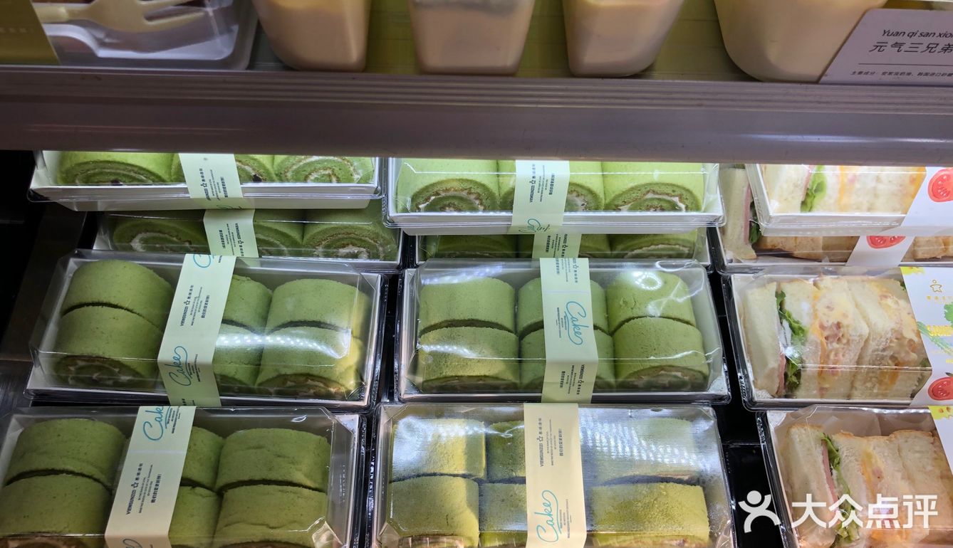 地址在油榨街,生意非常好,蛋糕的品种很多,色香味俱全
