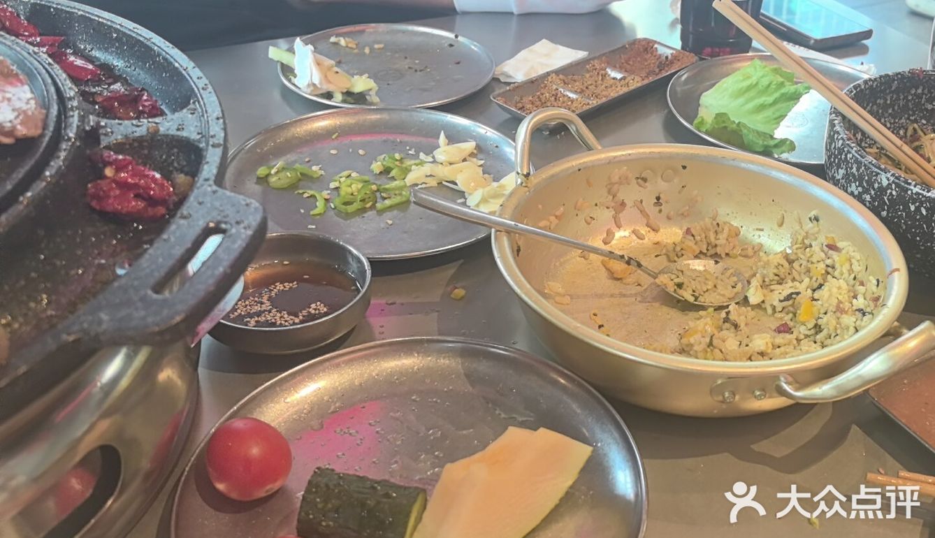 包括自助生菜和水果～这个价格还可以，蘸料都尝了下